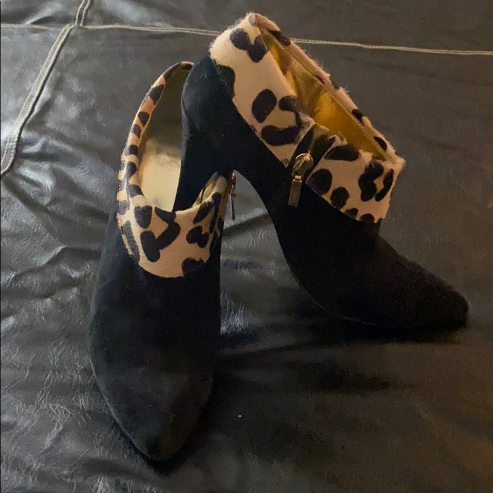 🌻🌻Guess  leopard trim and suede bootie